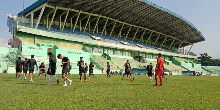 Arema FC saat menggunakan Stadion Gajayana Malang untuk sesi latihan.