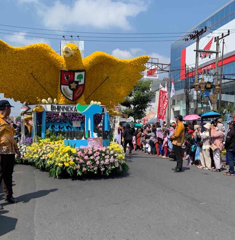 Salah satu peserta karnaval Kota Malang menunjukkan burung garuda. 