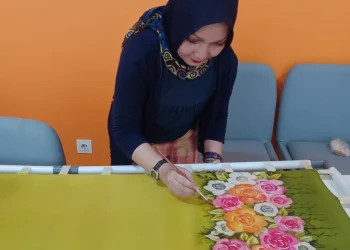 Kain Sutra adalah salah satu media yang Maya gunakan untuk memproduksi karyanya.