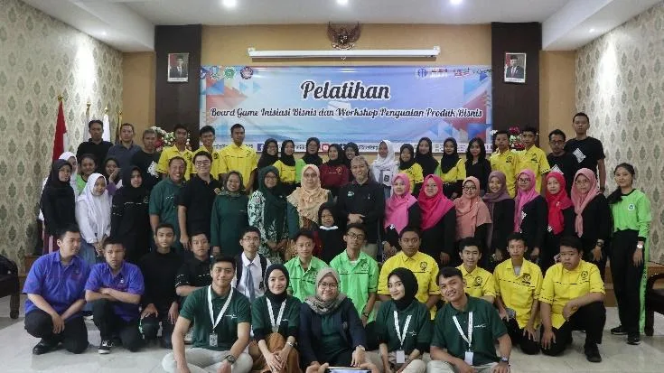 Foto bersama dalam pelatihan board games dan workshop penguatan produk bisnis