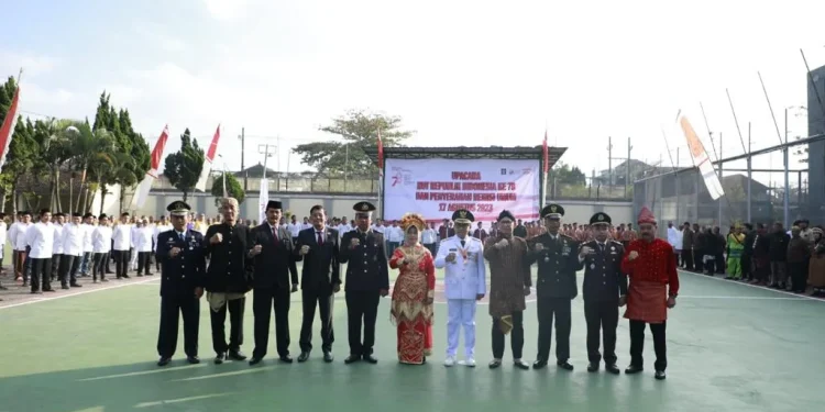 Wali Kota Malang bersama jajaran saat upacara di Lapas Kelas I Malang.