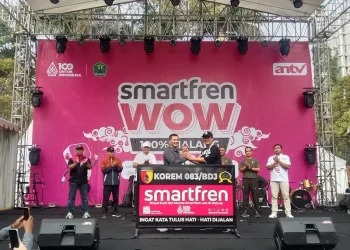 Penyerahan secara simbolis rood barrier dari Smartfren kepada Korem 083/Baladhika Jaya.