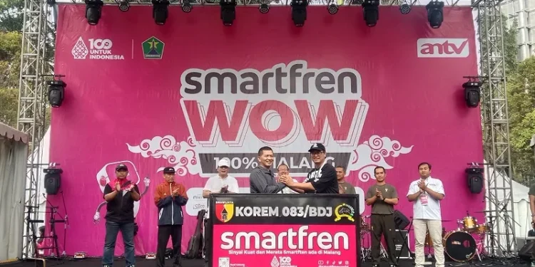Penyerahan secara simbolis rood barrier dari Smartfren kepada Korem 083/Baladhika Jaya.