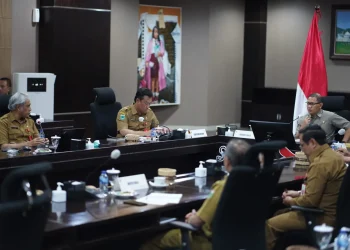 Pj Wali Kota Batu, Aries Agung Paewai, saat memimpin rapat membahas KUA dan PPAS 2023. Ia ingin sejumlah program prioritas segera terealisasi.
