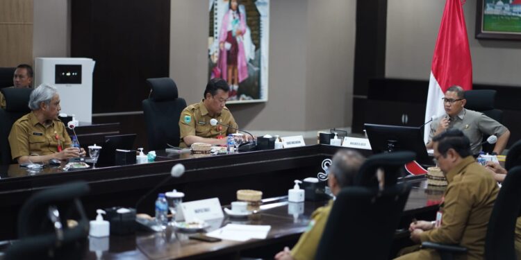 Pj Wali Kota Batu, Aries Agung Paewai, saat memimpin rapat membahas KUA dan PPAS 2023. Ia ingin sejumlah program prioritas segera terealisasi.