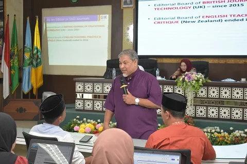 Prof Dr Muhammad Kamarul Kabilan dari University Sains Malaysia saat menyampaikan materi.