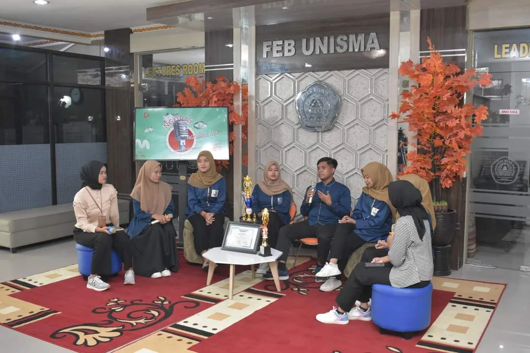 Para mahasiswa FEB Unisma yang behasil juara nasional Lomba Tax Video Challenge saat di acara Ngobas SME.