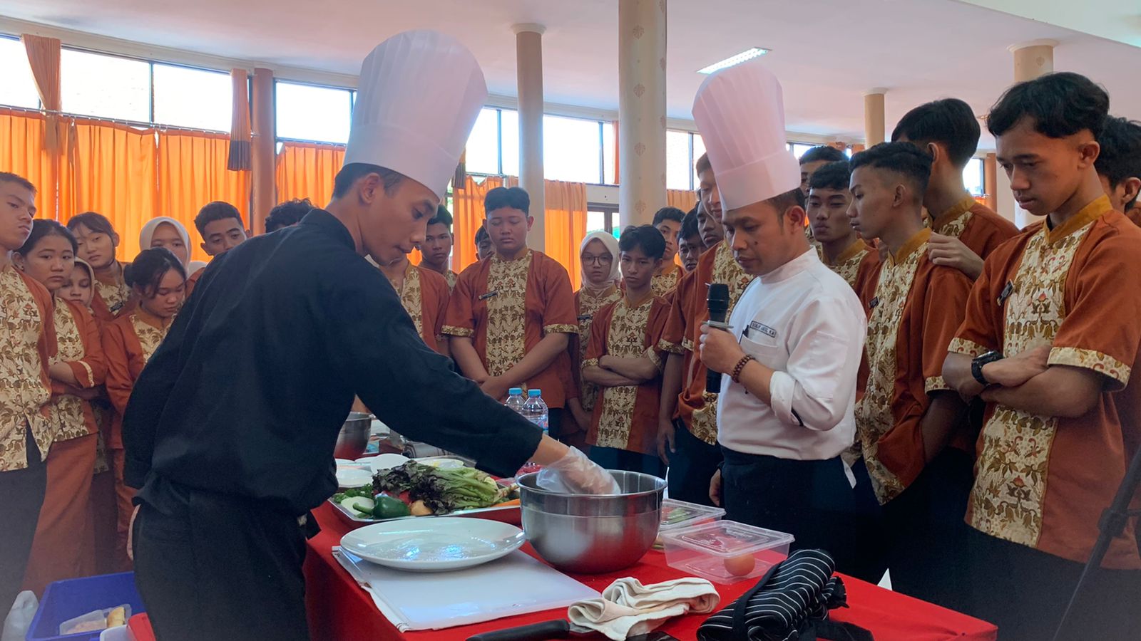 Keseruan praktek masak pleh Chef Sobari bersama siswa SMKN 2 Malang.