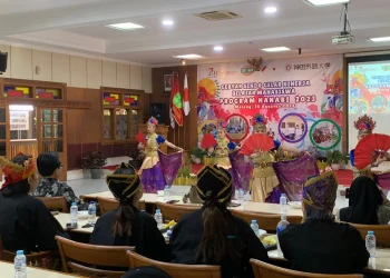 Mahasiswa Jepang tengah menampilkan tari tradisional di STIE Malangkucecwara
