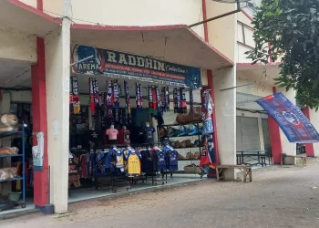 Pedagang di Stadion Kanjuruhan masih berjualan kendati telah memasuki jadwal relokasi.