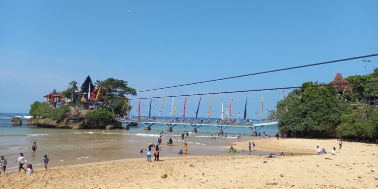Pantai Balekambang Kabupaten Malang