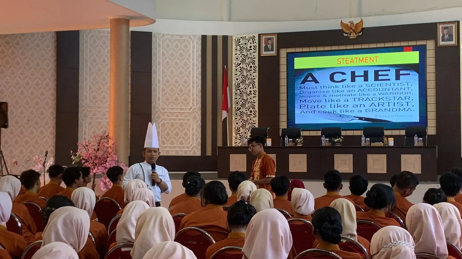 Chef Sobari saat memberikan materi. 
