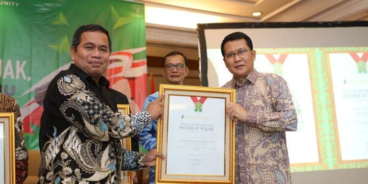 Patriot Pajak 2023 diterima oleh perwakilan Nurhayati Subakat.