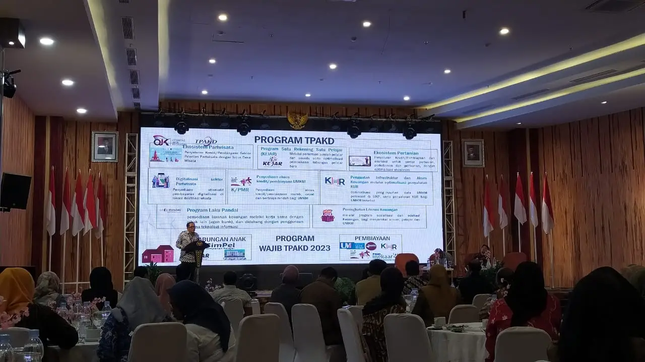 Kepala OJK Malang Sugiarto Kasmuri saat memberi pemaparan tentang inklusi keuangan.