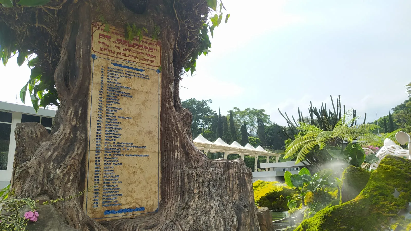Nama ke-47 tokoh pendiri Selecta dipajang di batu prasasti. Hingga kini, warisan semangat kolektif dalam mengelola destinasi wisata itu masih tetap terjaga.
