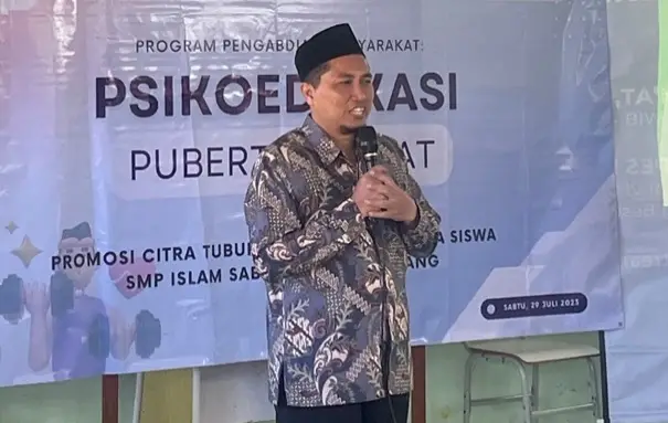 Kepala sekolah SMPI Sabros memberikan sambutan dan pembukaan kegiatan psikoedukasi.