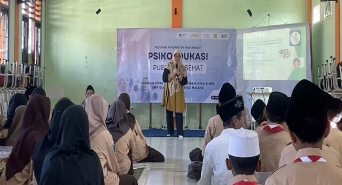 Ibu Farah Farida menyampaikan materi pengantar kepada peserta. 