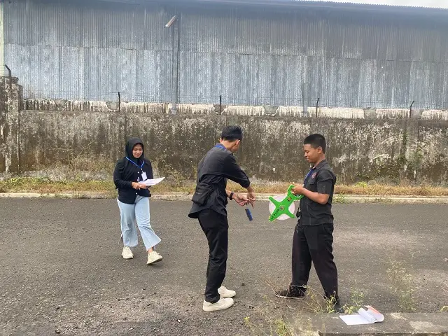 Mahasiswa Vokasi UMM saat praktik di lapangan
