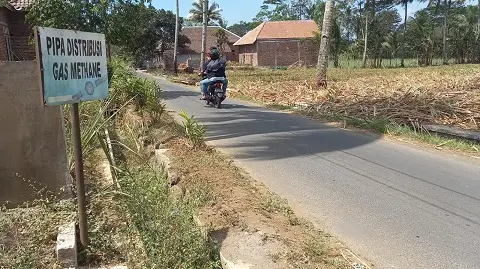 Pipa gas metana terpasang di sepanjang jalan di sekitar TPA Talangagung.