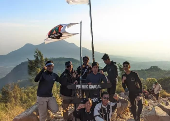 Penulis saat berada di puncak Gunung Puthuk Gragal.