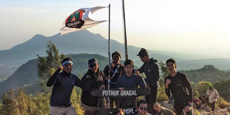 Penulis saat berada di puncak Gunung Puthuk Gragal.