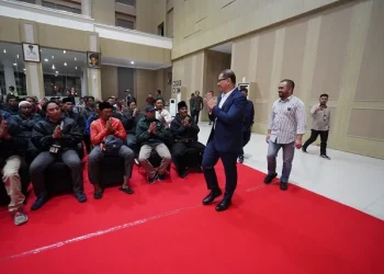 Pj Wali Kota Batu Aries Agung Paewai saat melepas ratusan warga Kota Batu untuk menerima SK Biru dari Kementerian ATR BPN di Jakarta.