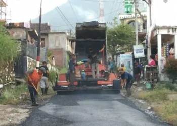 Ilustrasi pengaspalan jalan.