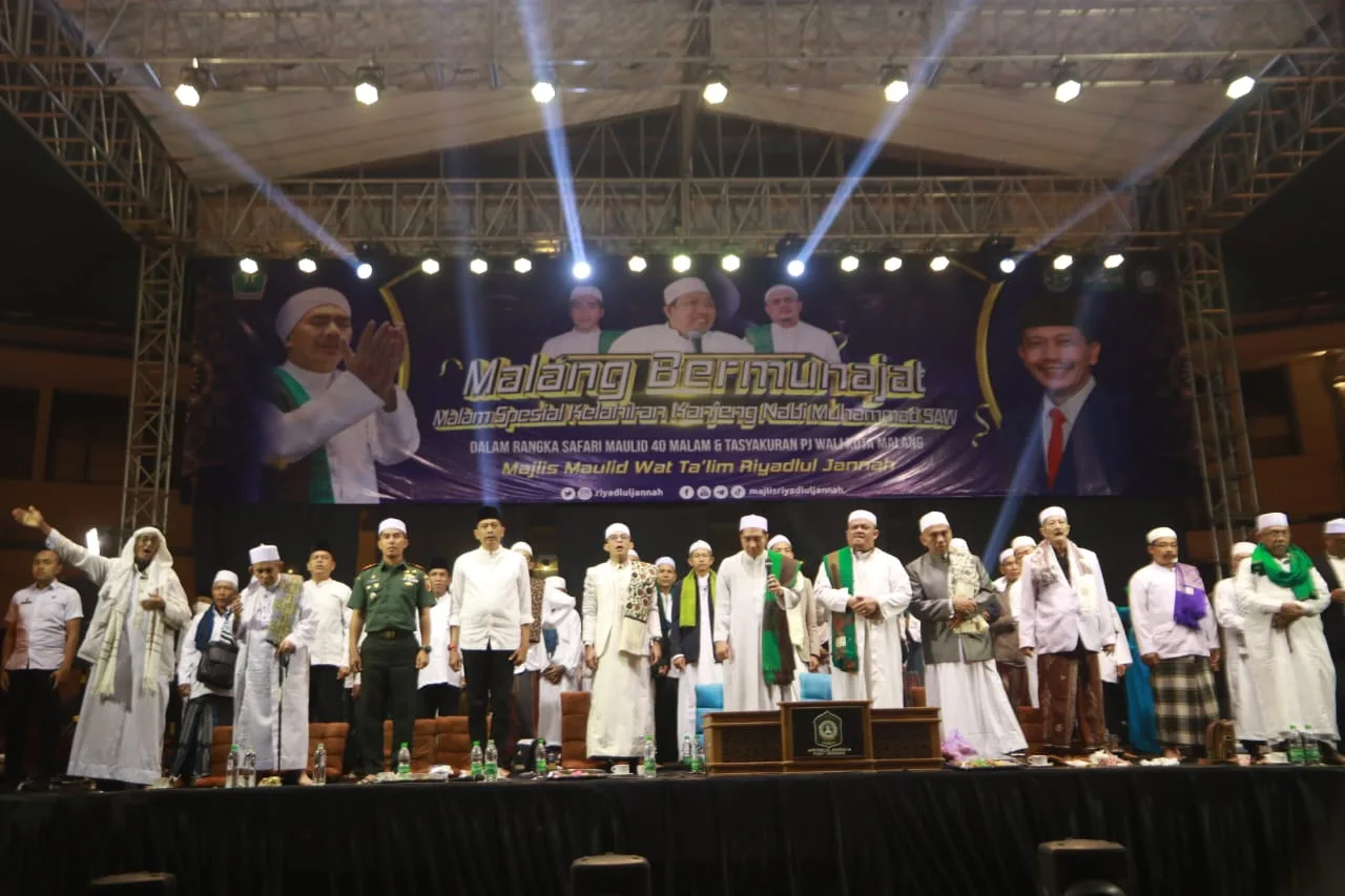 Dr. Ir. Wahyu Hidayat, M.M bersama para alim ulama.