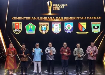 Drs H Sutiaji (tiga dari kiri) saat menerima penghargaan Excellent Award for Strategic Initiative bersama 6 kepala daerah lain.