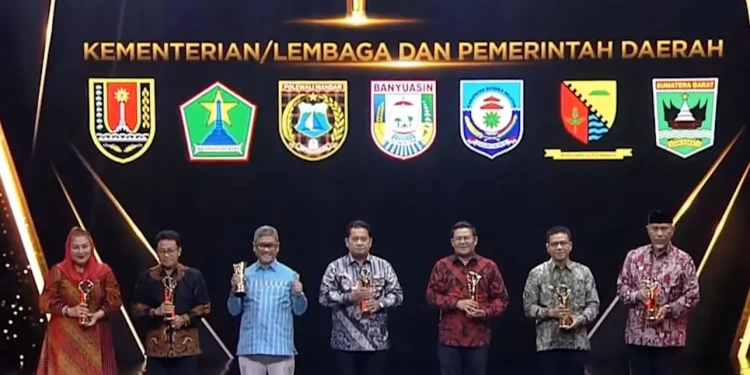 Drs H Sutiaji (tiga dari kiri) saat menerima penghargaan Excellent Award for Strategic Initiative bersama 6 kepala daerah lain.
