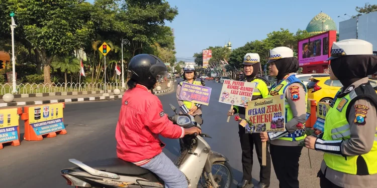 Kasat Lantas Polres Batu, AKP Lya Ambarwati, saat memimpin sosialisasi Operasi Zebra Semeru di Pos Alun-Alun Kota Batu.