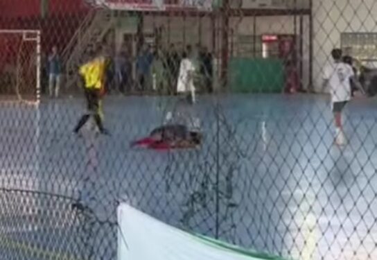 Potongan video pemain futsal Kota Malang menendang pemain lawan yang selebrasi sujud.