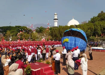 Suasana pelepasn burung dari globe raksasa yang mewarnai pembukaan Pesmaba UMM 2023.