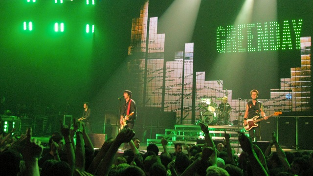 Green Day bawakan lirik Wake Me Up When September Ends di konser Montreal.