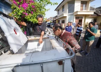 Pj Walikota Batu, Aries Agung Paewai saat melihat langsung sistem tata kelola sampah mandiri milik warga RT 03 RW 12 Desa Pesanggrahan, Kecamatan Batu, Kota Batu.