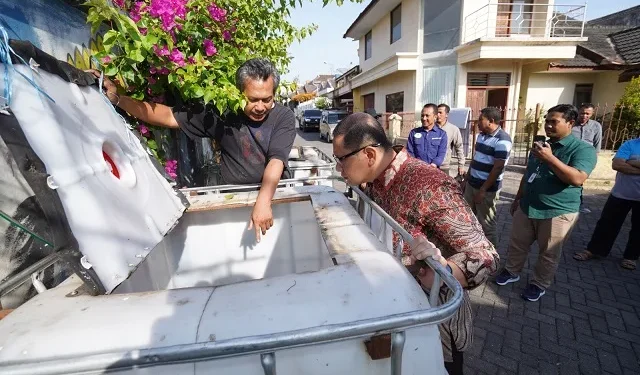 Pj Walikota Batu, Aries Agung Paewai saat melihat langsung sistem tata kelola sampah mandiri milik warga RT 03 RW 12 Desa Pesanggrahan, Kecamatan Batu, Kota Batu.