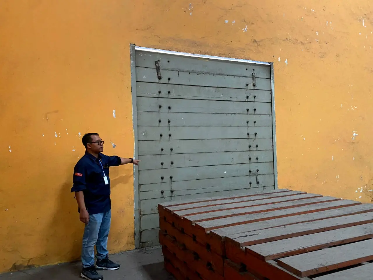 Kaprodi D-4 Bisnis Properti Risky Angga Pramuja S.E M.Ec.Dev Menunjukan Pintu darurat gudang kepada Mahasiswa Bisnis Properti untuk di catat dalam form inspeksi.