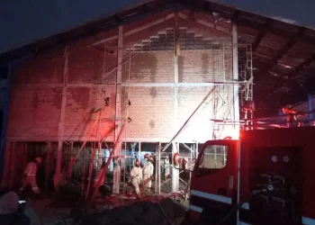 Petugas melakukan penanggulangan kebakaran di PR Sumber Agung.