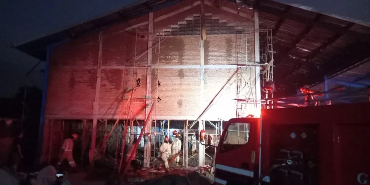 Petugas melakukan penanggulangan kebakaran di PR Sumber Agung.