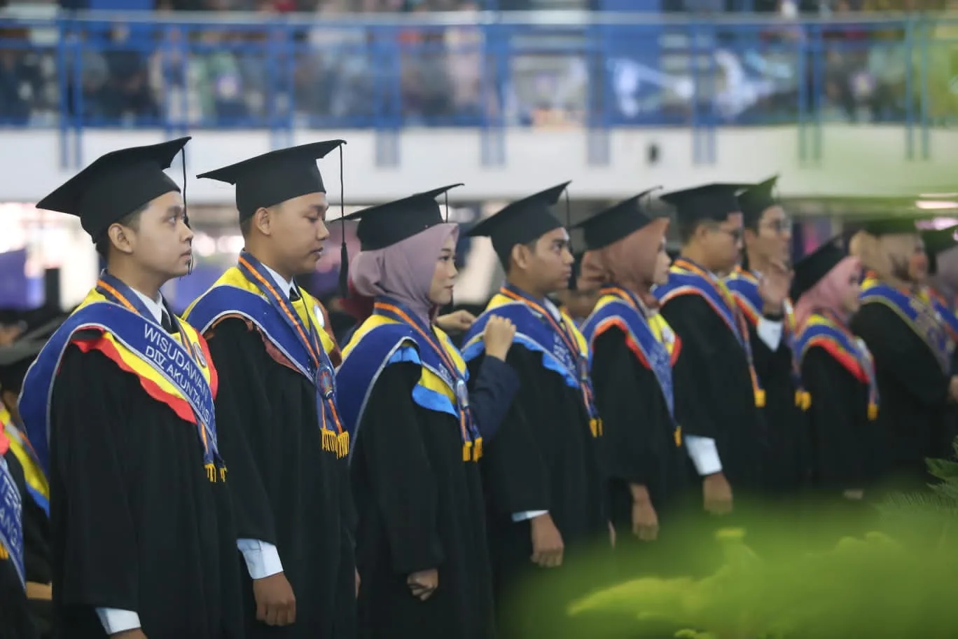 Suasana pengukuhan 920 wisudawan oleh Direktur Polinema