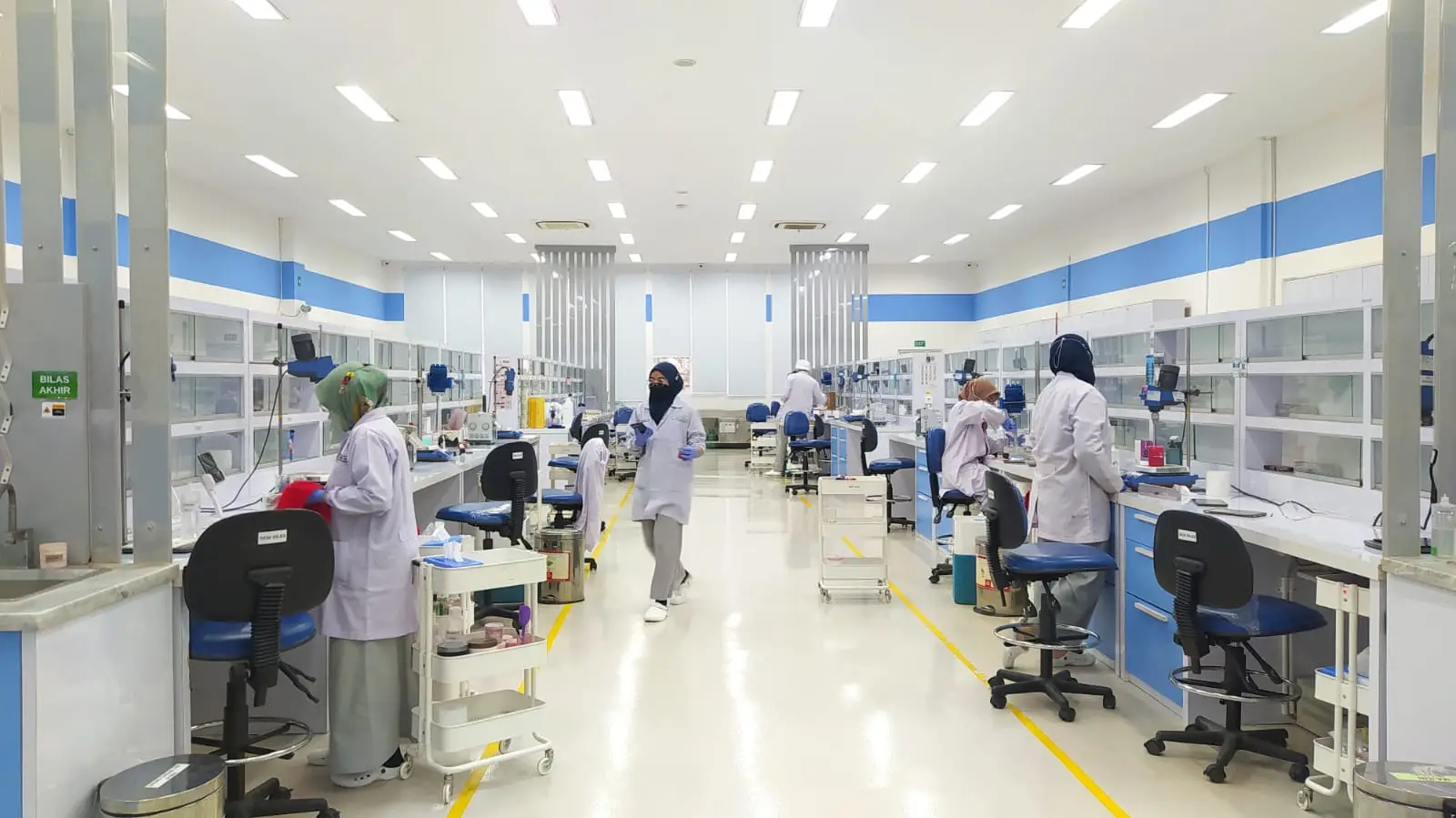 Kesibukan para peneliti di lanoratorium R&D Center PT Paragon PT Paragon Technology and Innovation. 