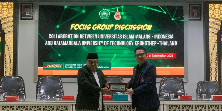 Wakil Rektor 1 Unisma Prof Drs H Junaidi MPd PhD dan Director Rajamanggala University, Thailand, Dr Yaoping Liu.