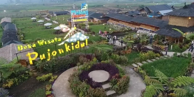Desa wisata Pujon Kidul, Kabupaten Malang, tampak dari atas.
