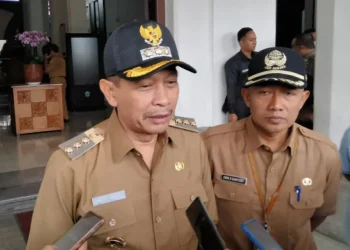 Pj Wali Kota Malang, Wahyu Hidayat memimpin apel pagi di hari pertama menjabat.