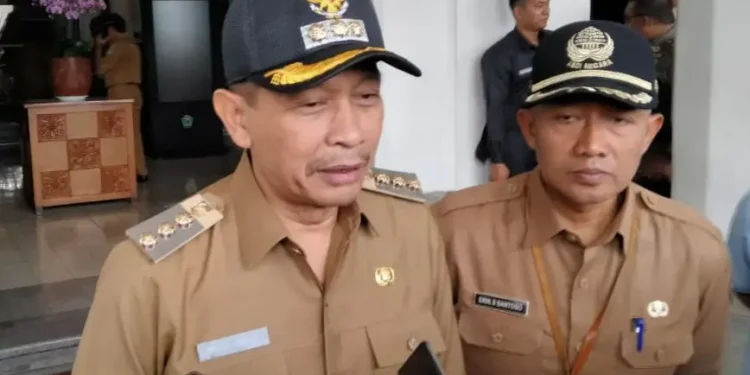 Pj Wali Kota Malang, Wahyu Hidayat memimpin apel pagi di hari pertama menjabat.