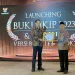 Rektor UM, Prof. Dr. Hariyono, M.Pd. menerima penghargaan UM sebagai Badan Publik menyediakan layanan informasi publik bagi penyandang disabilitas, yang diserahkan oleh Komisioner KI Pusat Bidang Penyelesaian Sengketa Informasi, Bapak Syawaludin.