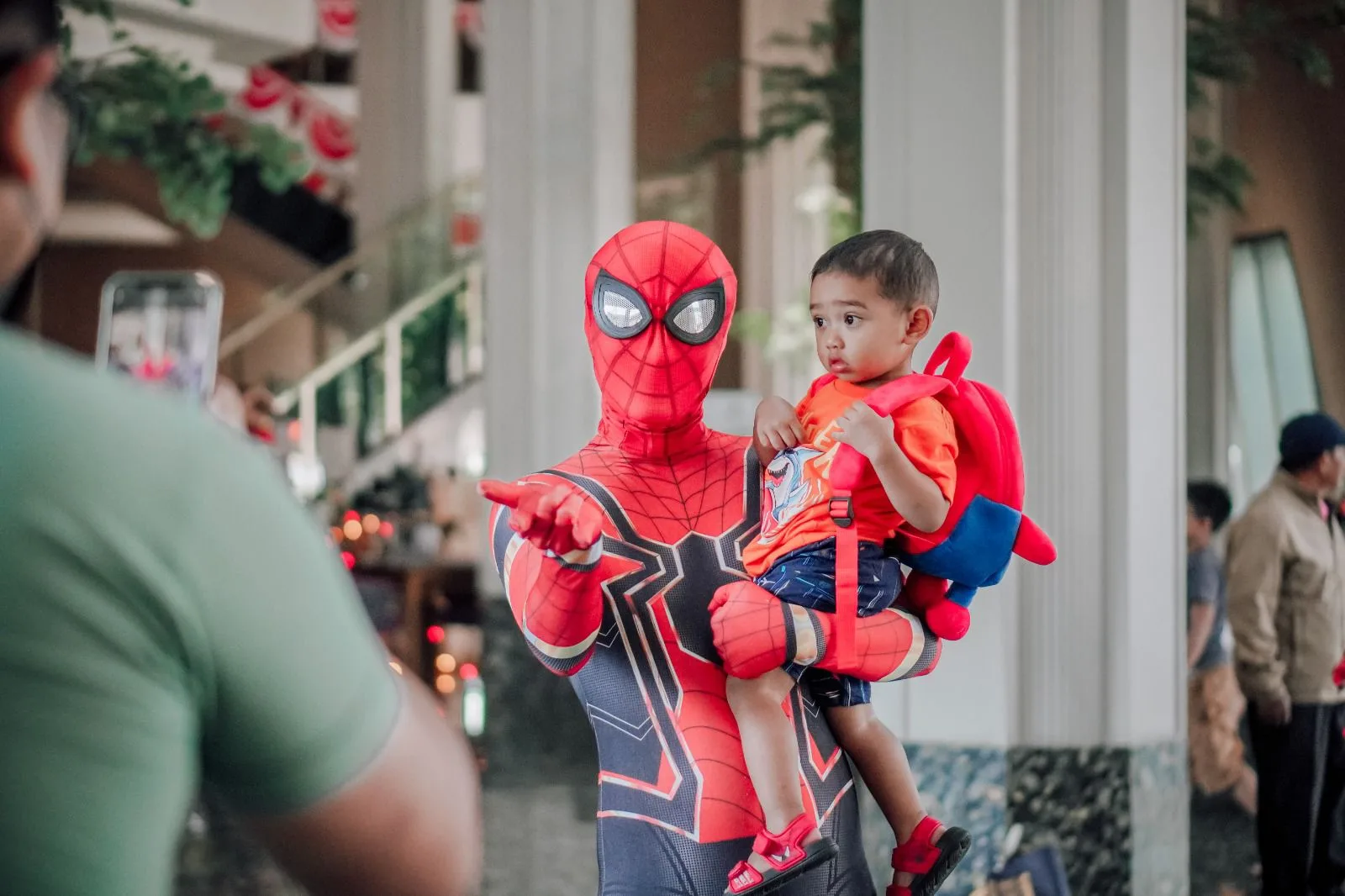 Spiderman menggendong seorang anak di Hotel Grand Mercure Malang Mirama.