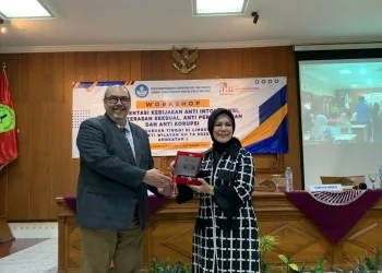 Ketua STIE Malangkucecwara bersama Kepala LLDIKTI wilayah VII Jatim.