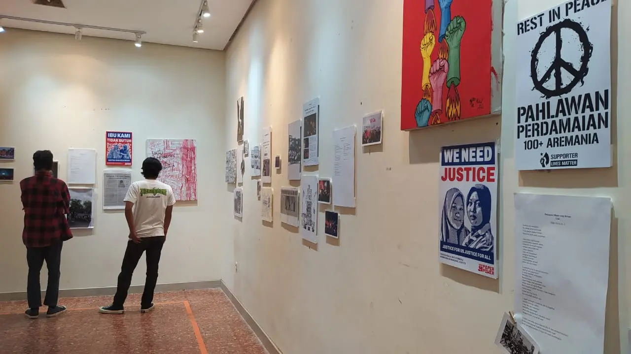 Pameran 1 Tahun Tragedi Kanjuruhan di Gedung FIB UB Malang mengajak publik menolak lupa peristiwa tersebut. Pameran digelar mulai 25-29 September 2023 mendatang.