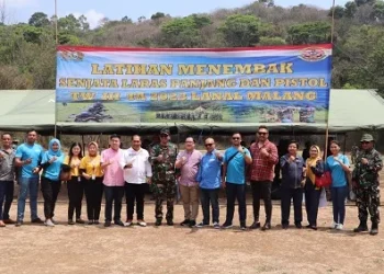 Foto bersama personel Lanal Malang latihan menembak.